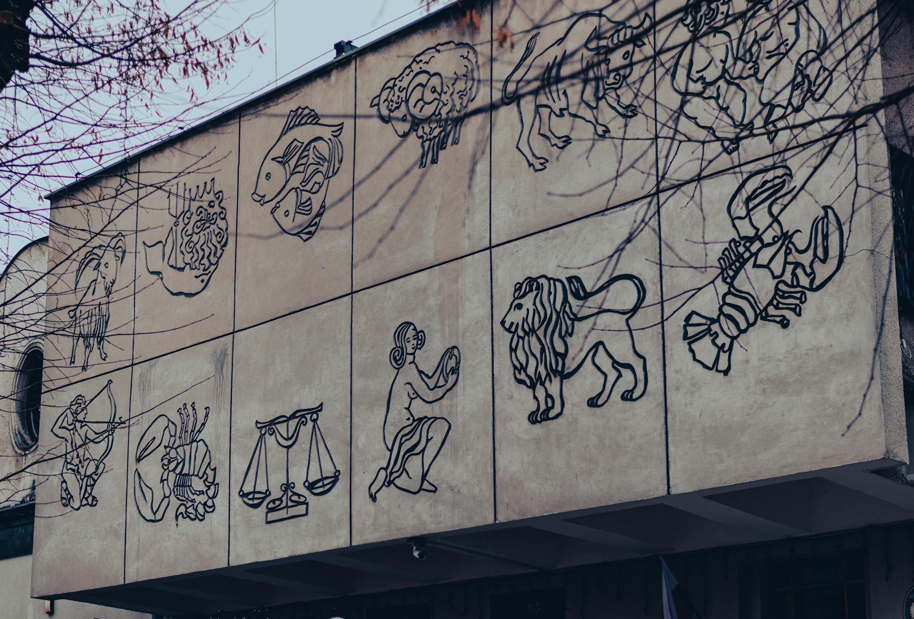 Mural z znakami zodiaku na ścianie budynku w Chrzanowie