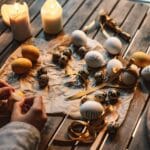 Rytuał z wstążką na spełnienie celu: prosty sposób na wzmocnienie intencji Świeczki, wstążki i pisanki ułożone na drewnianym stole