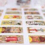 Kolorowy rozkład kart tarota na stole podczas sesji wróżenia