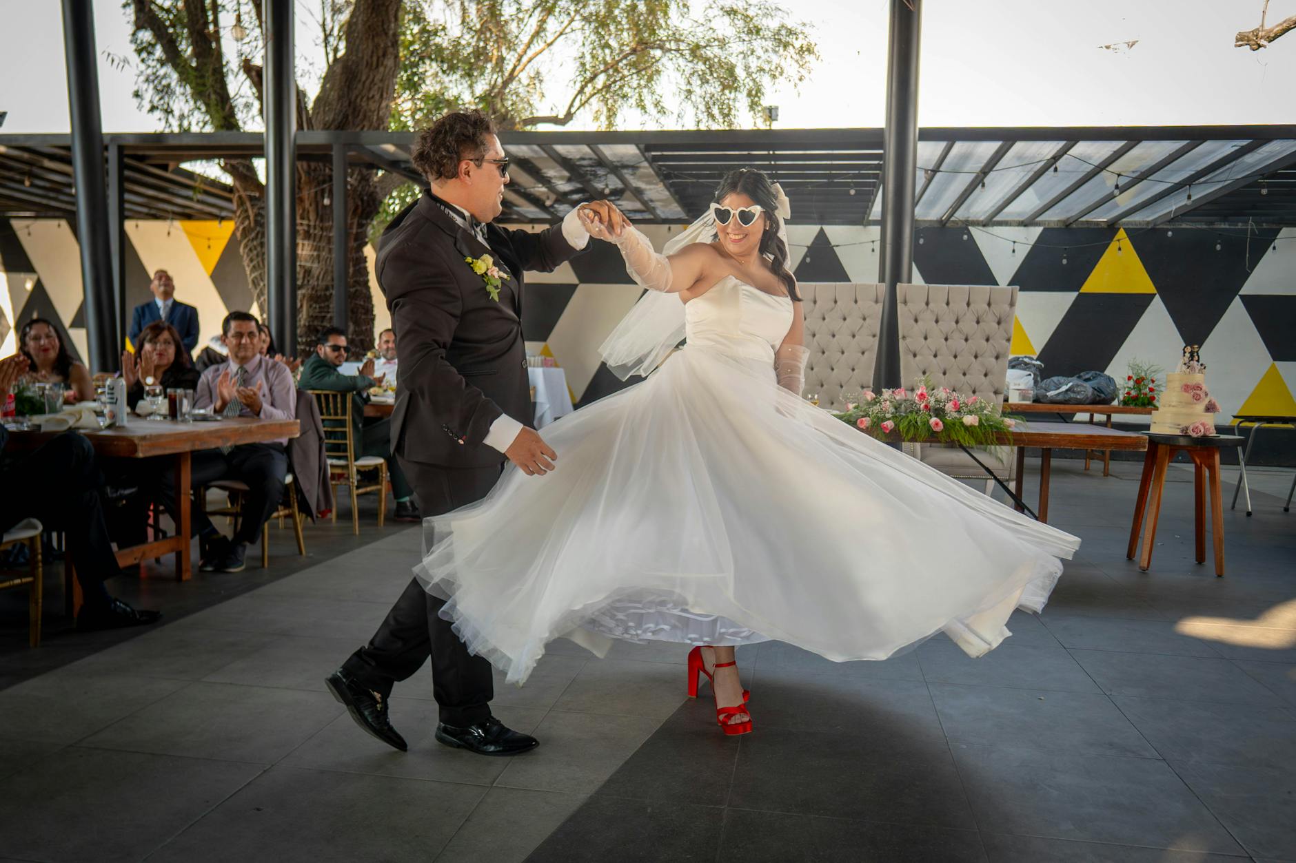 Nowożeńcy tańczą radośnie na plenerowym przyjęciu weselnym