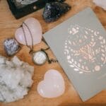 Horoskop roczny 2026 dla Byka: gdzie czeka stabilizacja, a gdzie konieczna jest zmiana Notatnik z symbolem Byka otoczony kryształami w kształcie serc na drewnie