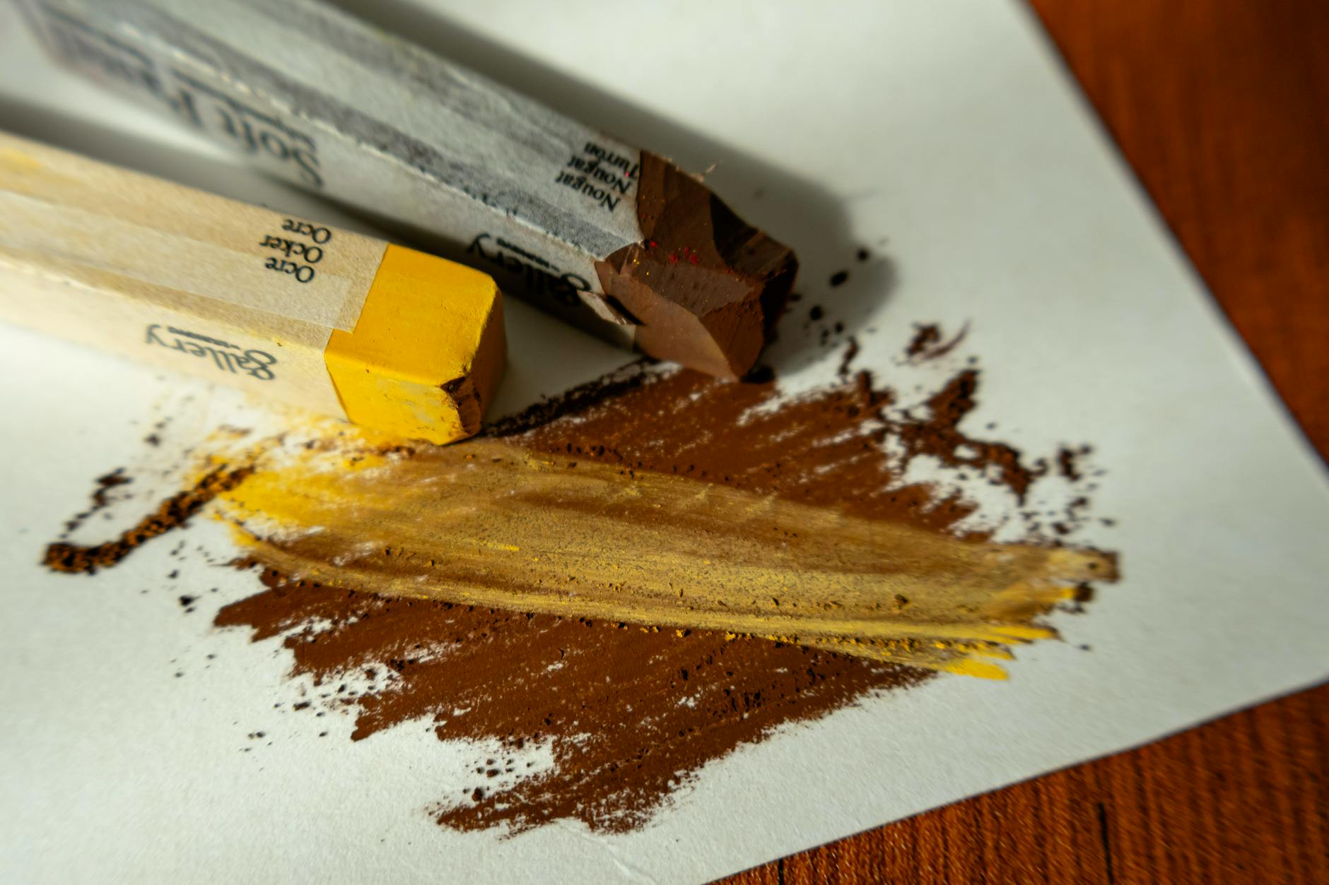 Pastelowe brązowo-żółte maz strokes na papierze nawiązujące do znaku Byka