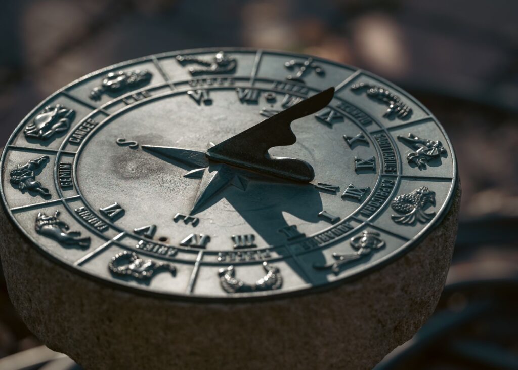 Antyczny zegar słoneczny ze znakami zodiaku w naturalnym świetle